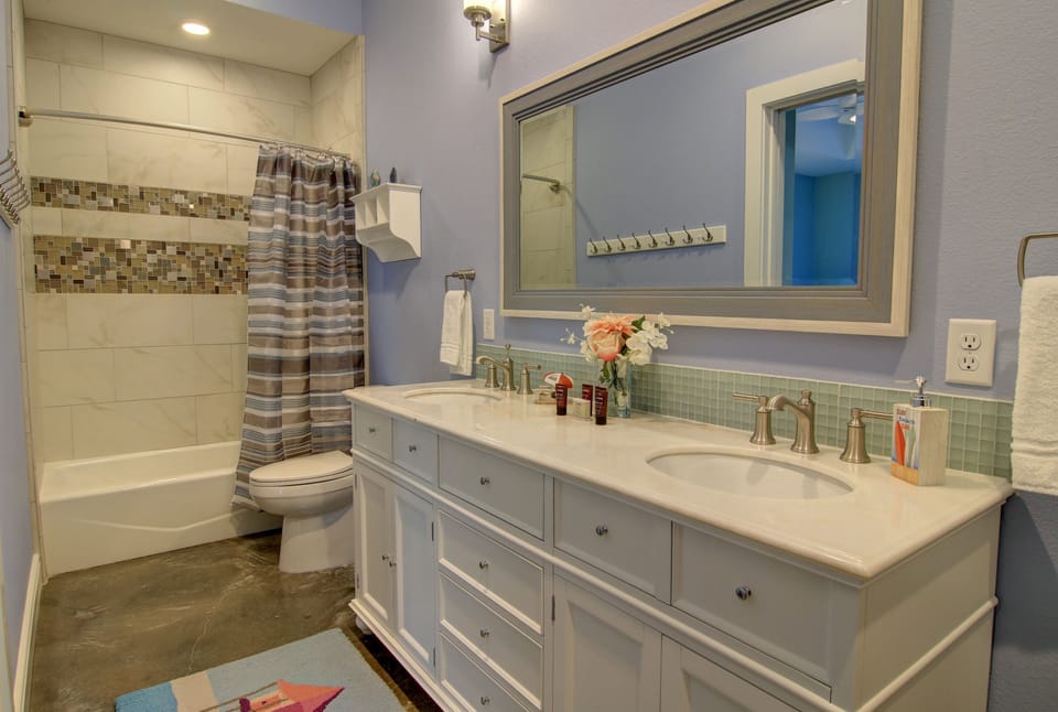 Shared Bathroom, 1st Floor