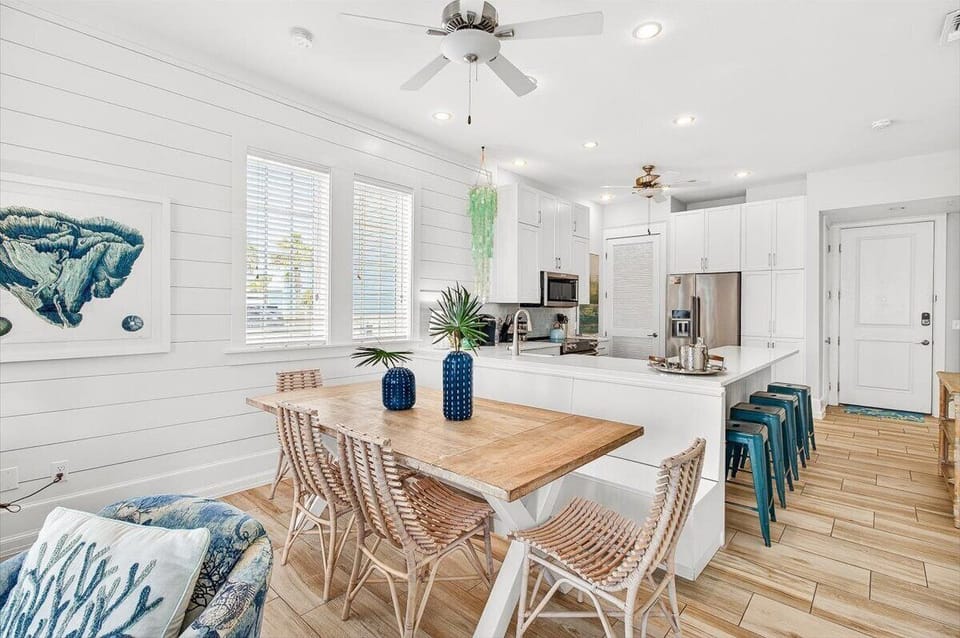Kitchen & Dining