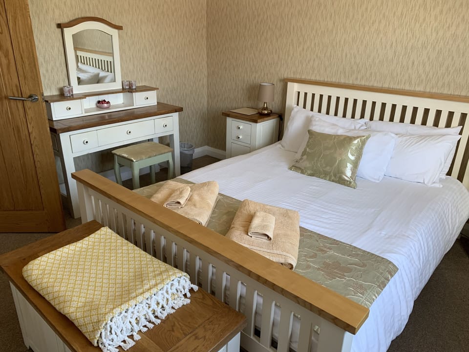 Newly decorated main bedroom king size bed and egyption cotton bedding