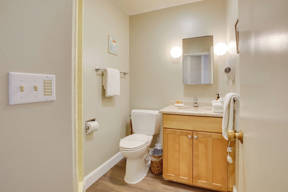 Full Bathroom | Main Level | Towels Provided | Shower/Tub Combo