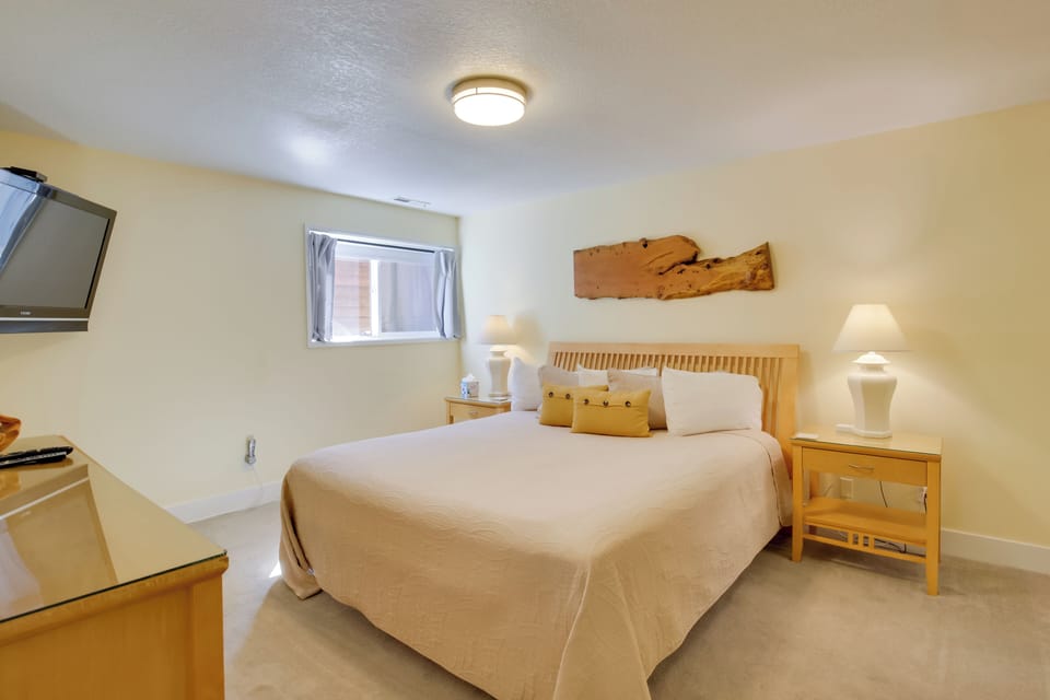 Bedroom 1 | King Bed