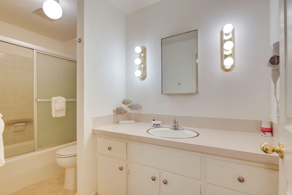 Full Bathroom | Towels Provided