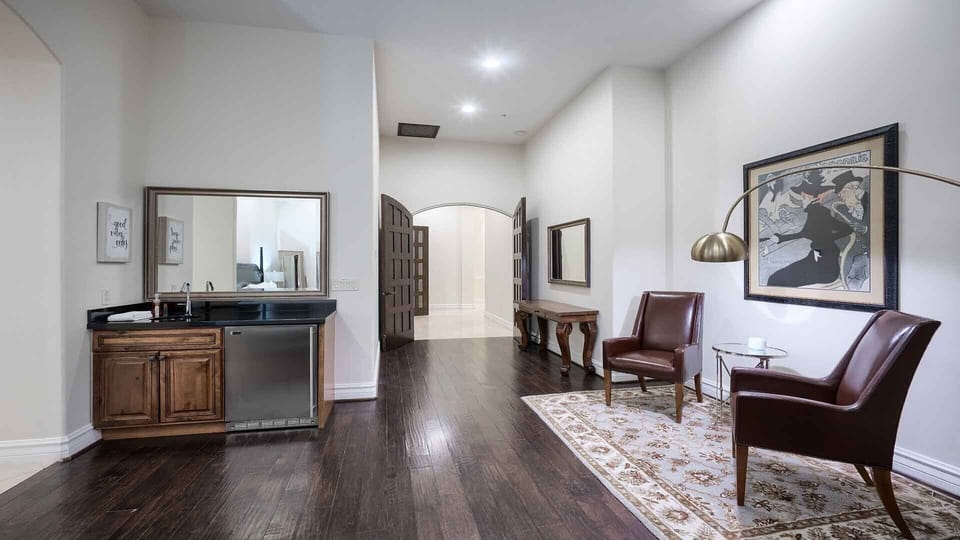 Master Bed - King bed w/ en suite, sitting area, wet bar & mini fridge