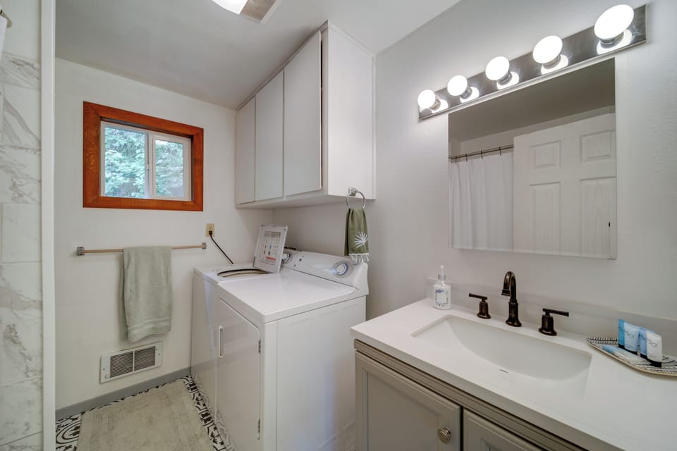 Full bathroom | Laundry Machines