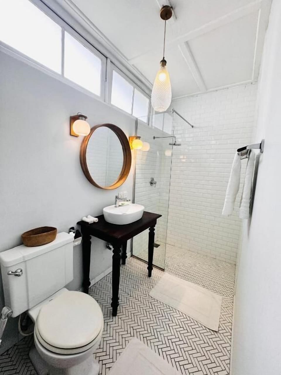 Double Room | Bathroom | Shower, free toiletries, towels