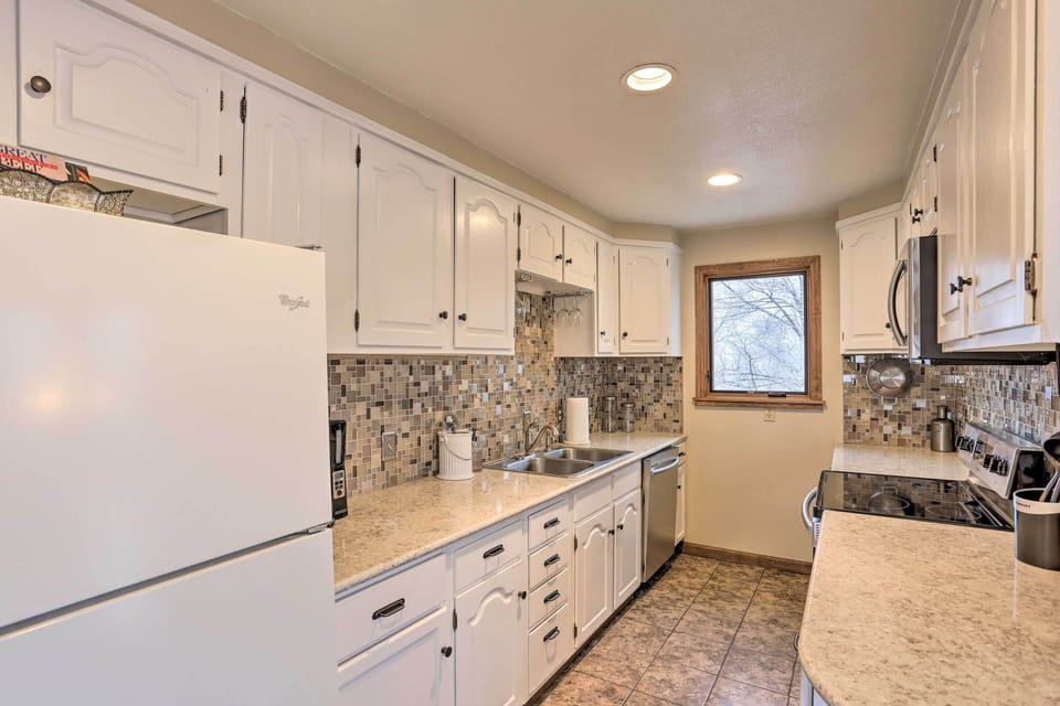 Kitchen | Crockpot | Complimentary Spices | Blender | Toaster | Coffee Grinder