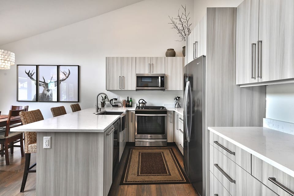 Kitchen w /dining island. 