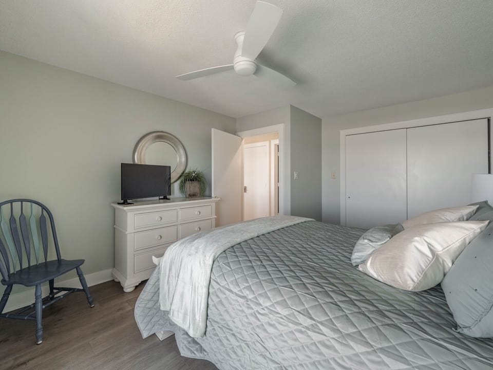 Fourth Bedroom - Queen Bed