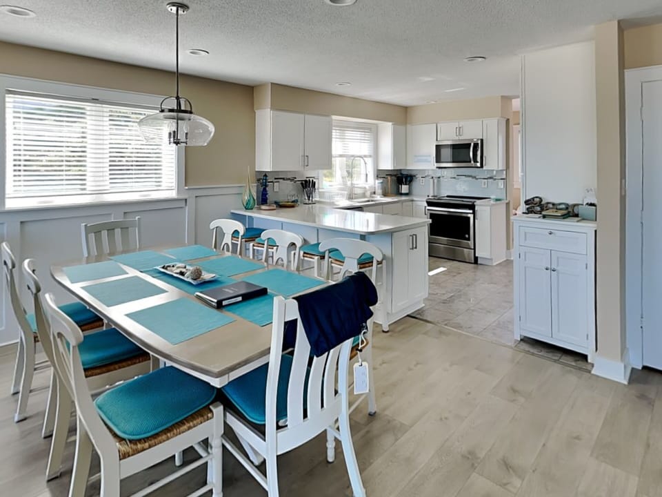 Kitchen & Dining