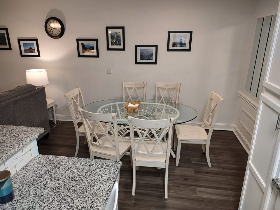 Dining table w/6 chairs