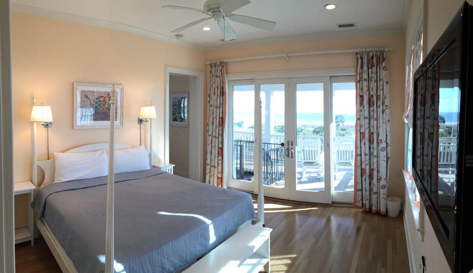 2nd fl Master Bedroom en Suite, King