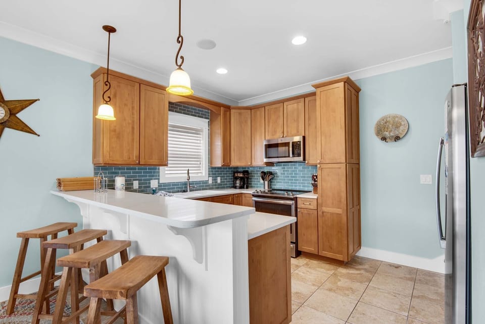 Kitchen with eat-in bar seating