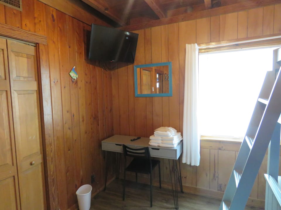 Bunk room also has a smart tv 