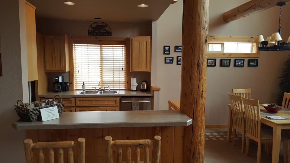 Breakfast Bar - with seating and complimentary Basket of Coffee/Tea's