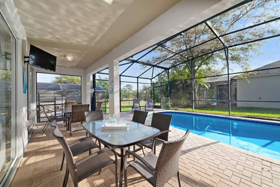 OLAF'S LANAI POOL AREA