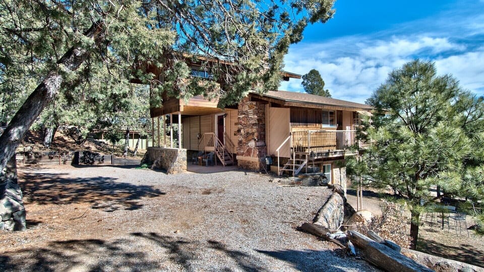 Exterior of cabin from end of driveway