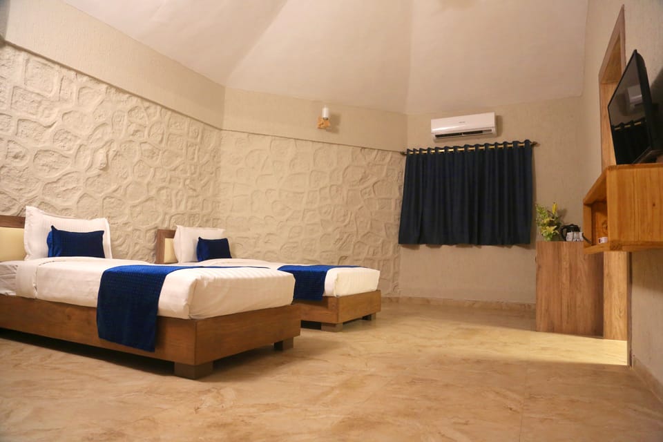 Heritage Deluxe | In-room safe, desk, iron/ironing board, rollaway beds