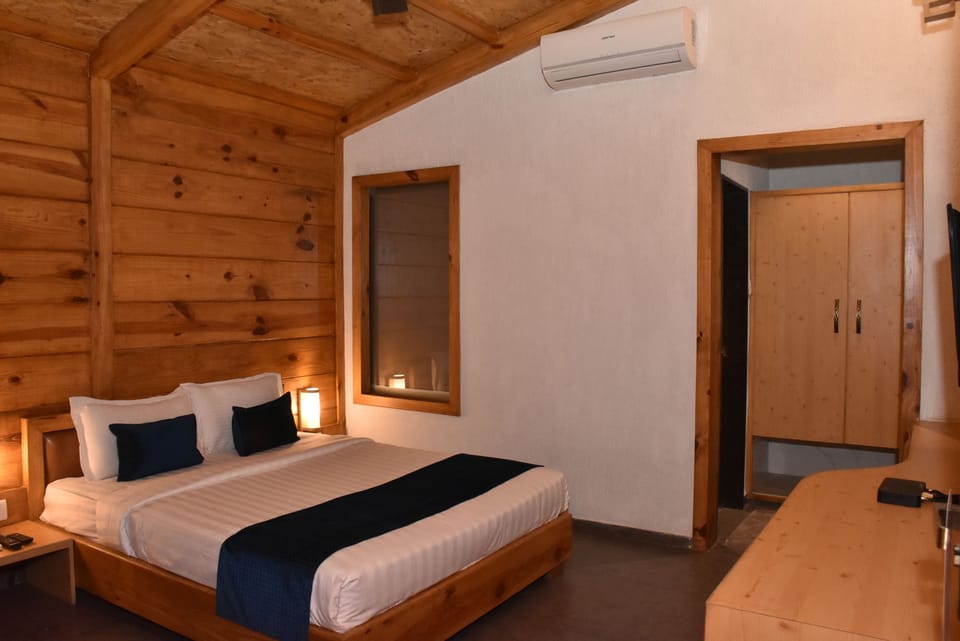 Supreme Cottage | In-room safe, desk, iron/ironing board, rollaway beds