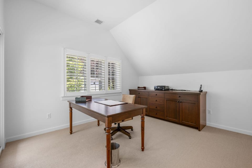 Upstairs office - does not attach to the other half of the upstairs