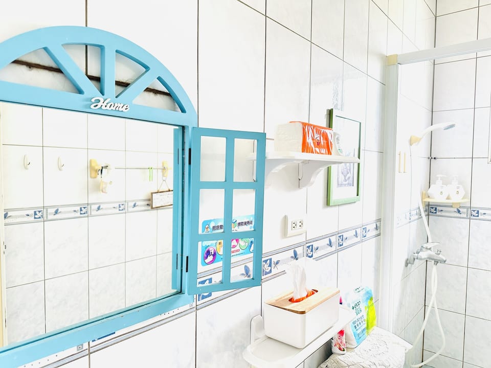 Comfort Twin Room | Bathroom | Shower, rainfall showerhead, hair dryer, slippers