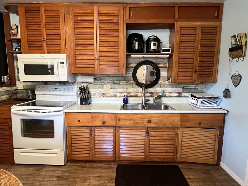 Fully furnished kitchen. 