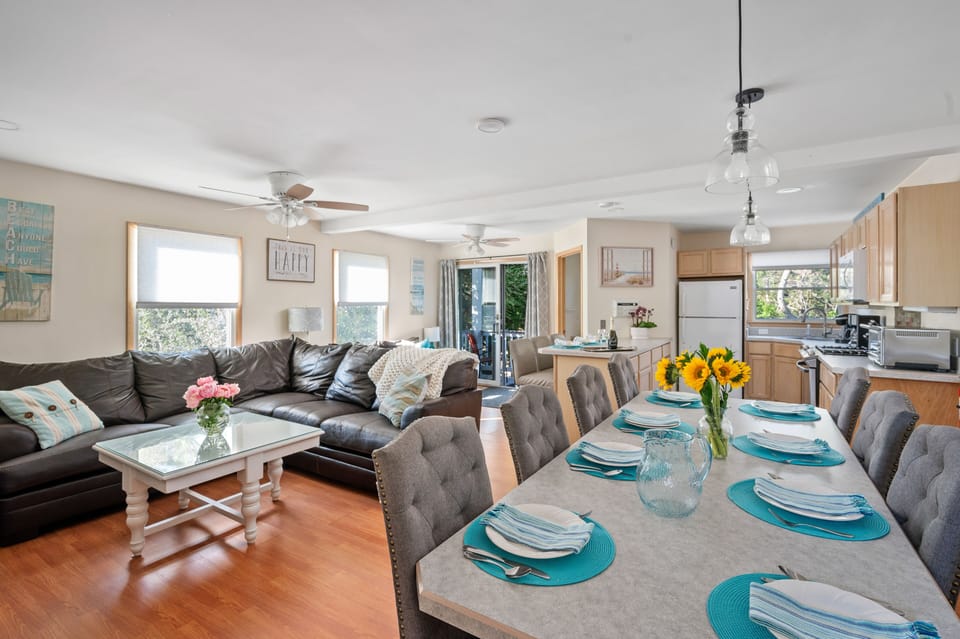 Seat 11 for dinner with 8 at the table and 3 at the peninsula.