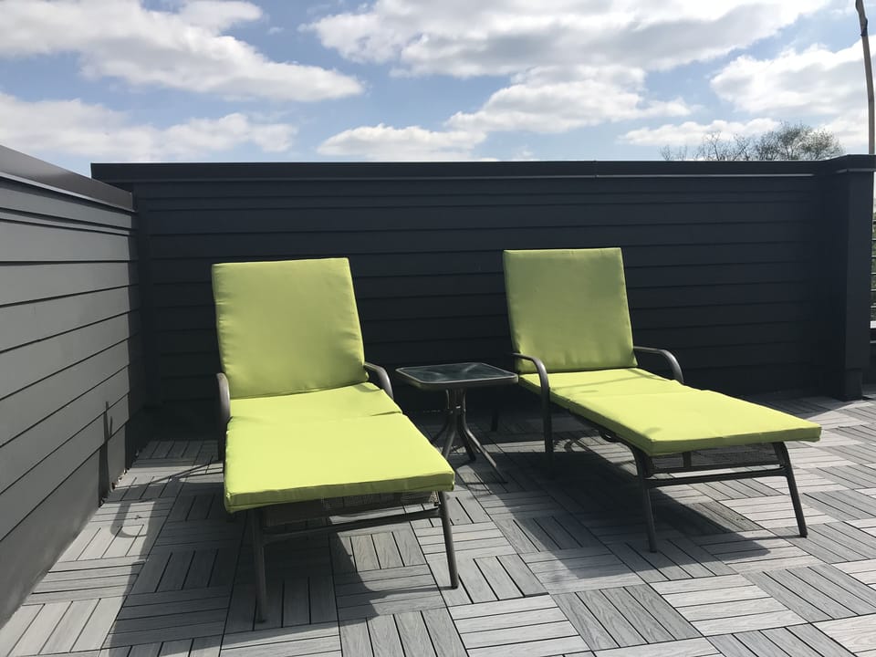 rooftop patio lounge chairs