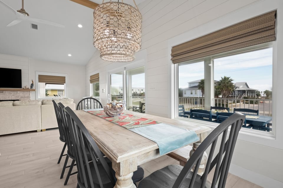 Lots of natural light from large cased window allow unobstructed views