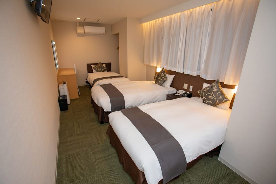 Standard Triple Room | Desk, WiFi (free), bed sheets