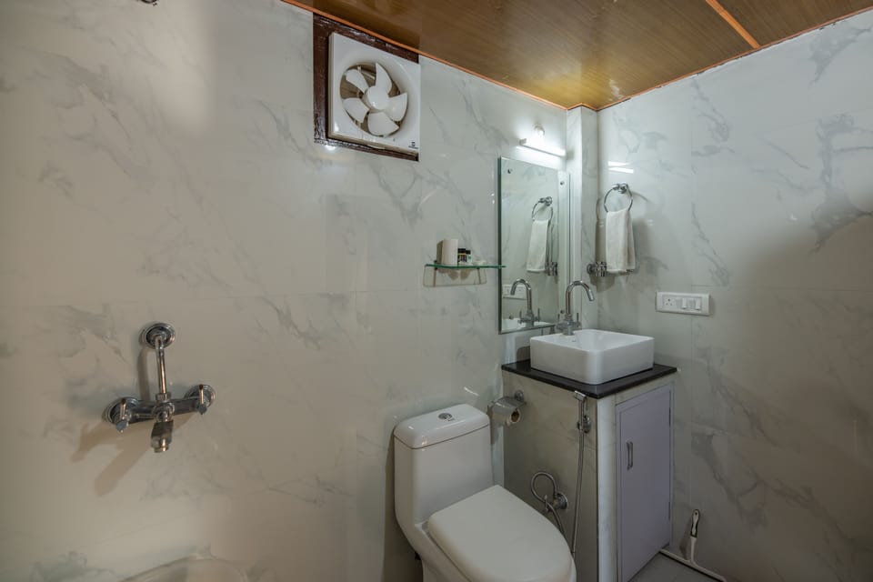 Deluxe Room, 1 Bedroom, Hill View | Bathroom | Shower, free toiletries, towels
