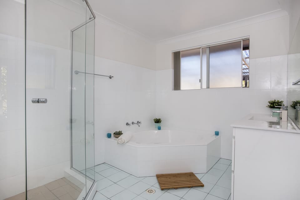 Main bathroom, separate shower, large tub