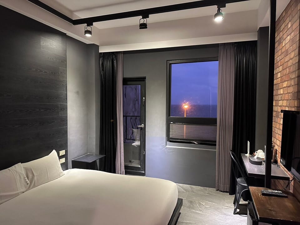Elite Double Room | Blackout drapes, free WiFi, bed sheets