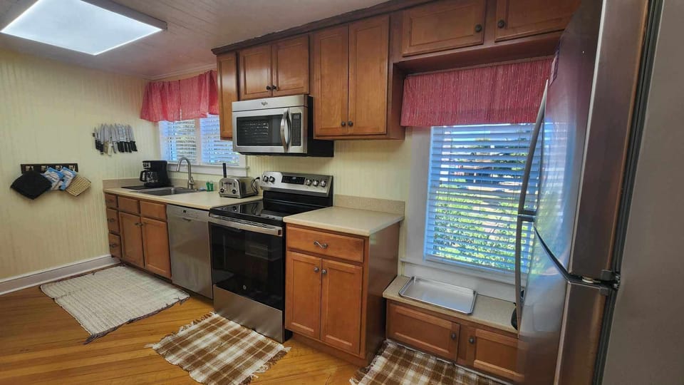Kitchen (alternate view)