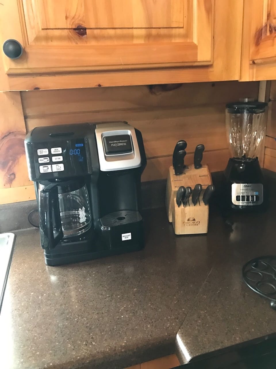 Coffeemaker for a full pot or single serve. Single k cups and creamers provided.