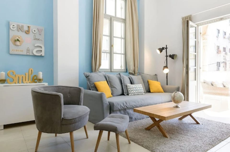 Apartment | Living room | Flat-screen TV