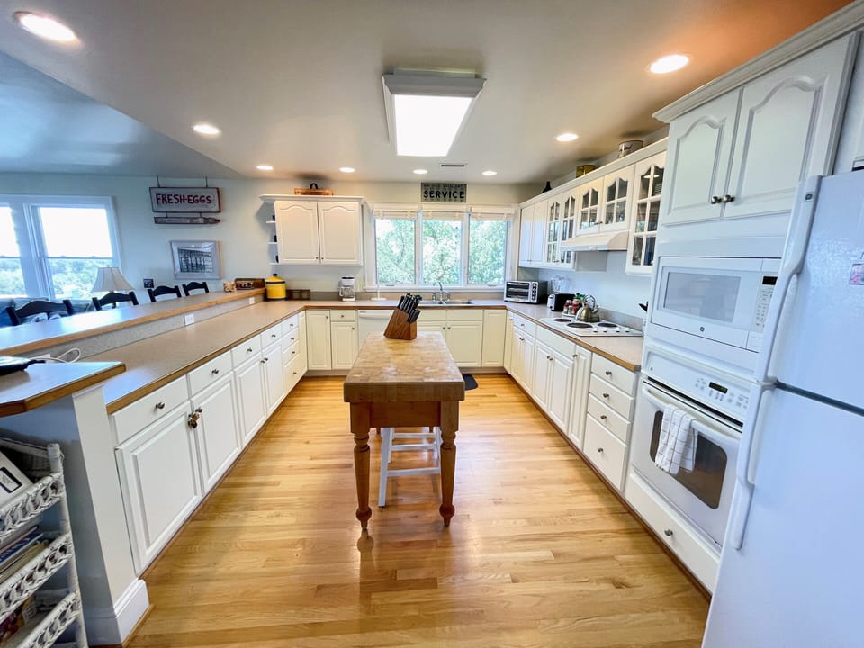 Kitchen (alternate view)