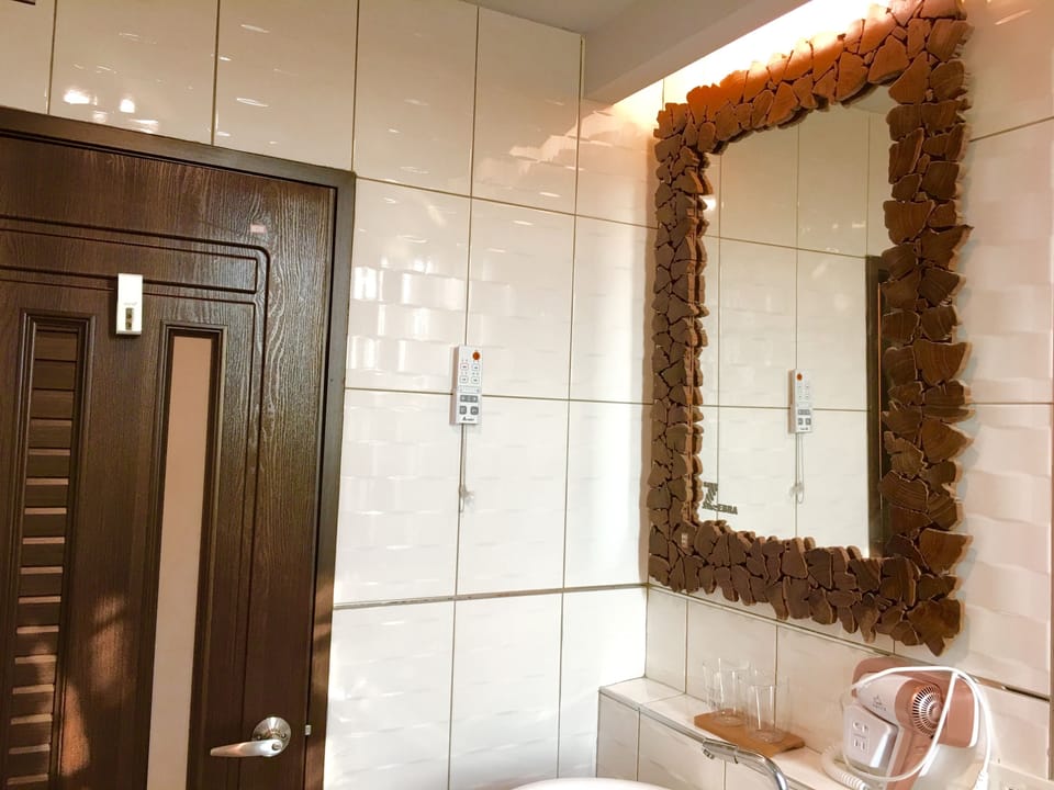 Deluxe Twin Room (301) | Bathroom | Shower, free toiletries, hair dryer, slippers