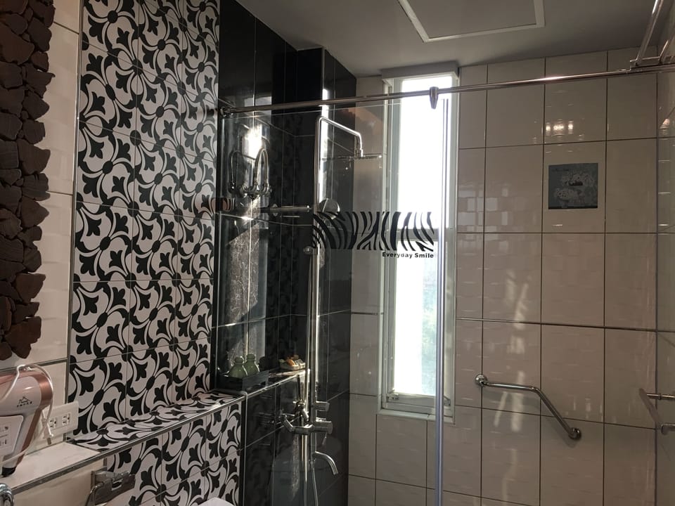 Deluxe Twin Room (301) | Bathroom shower