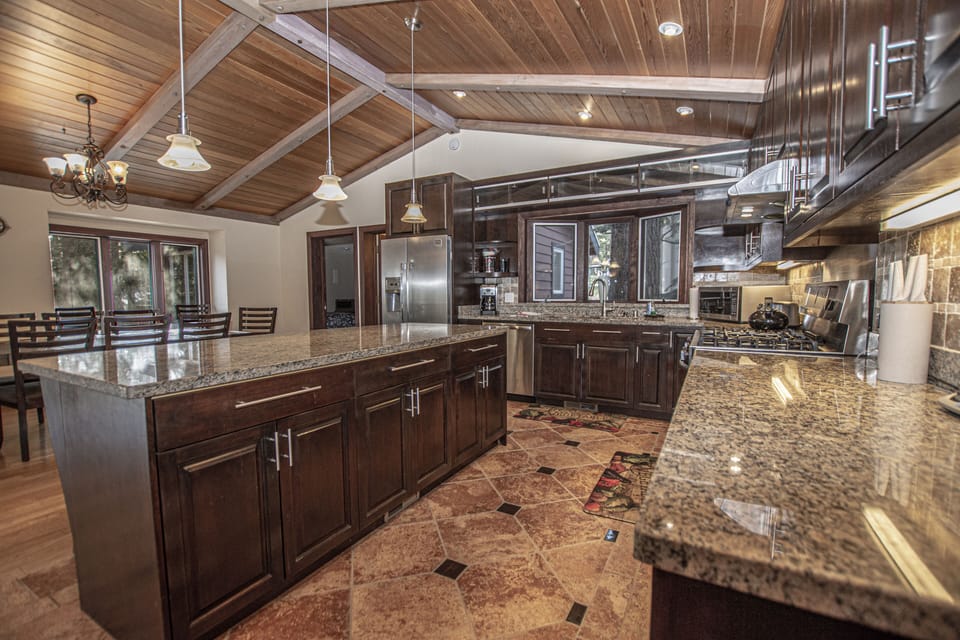 Highlands Lodge Kitchen and Dining Area - Highlands Lodge Kitchen and Dining Area