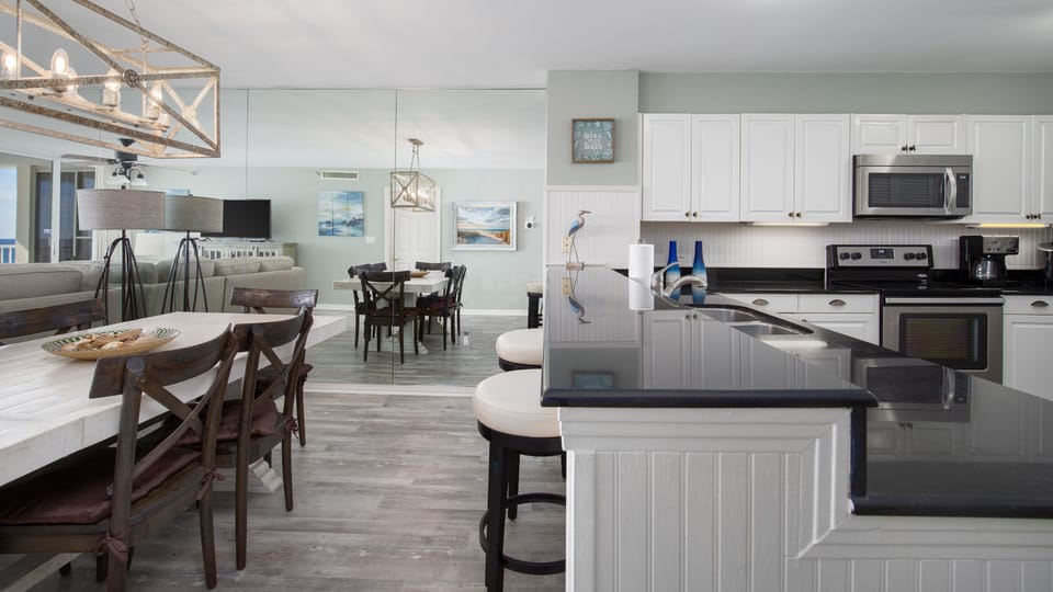 Kitchen & Dining