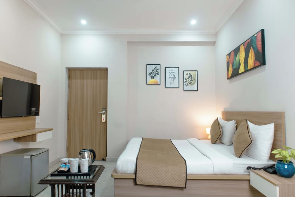 Basic Room | Premium bedding, in-room safe, desk, free WiFi