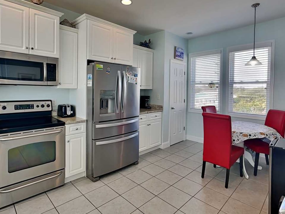 Modern Fully Equipped Kitchen