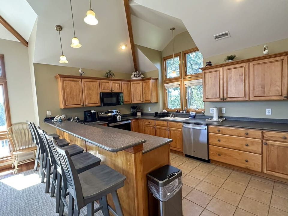 Kitchen with Breakfast Bar