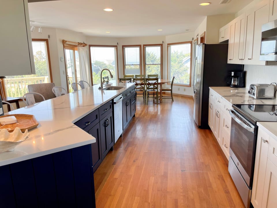 Kitchen (alternate view)