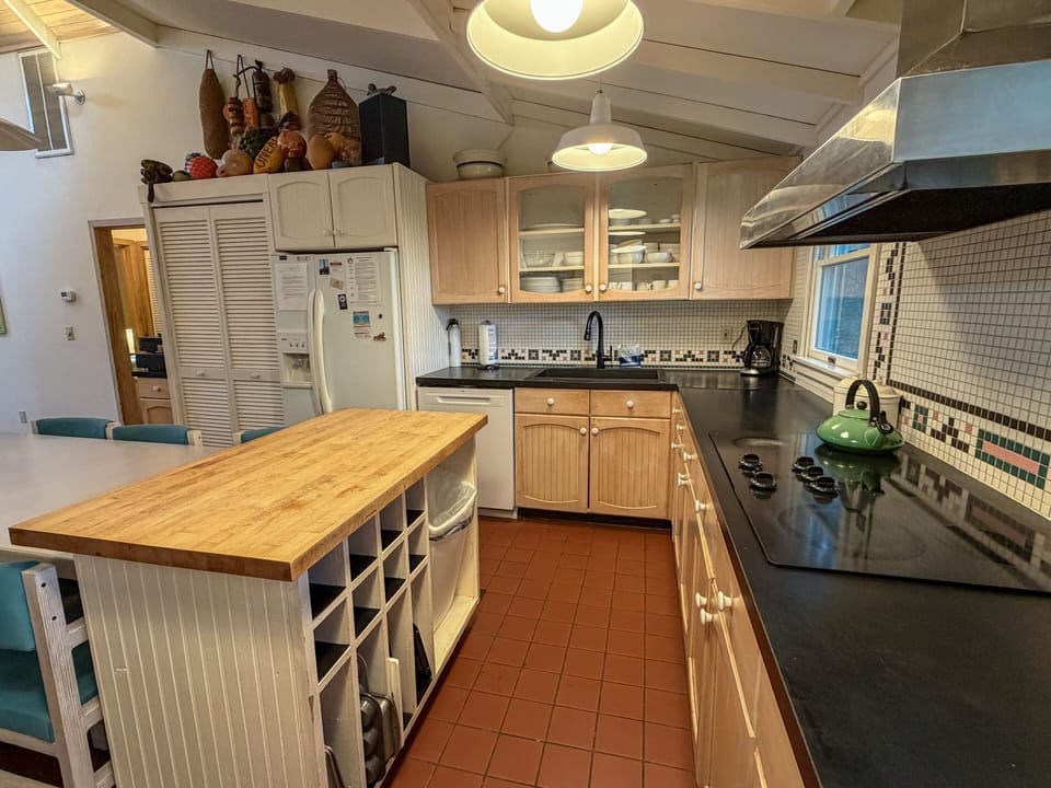 Kitchen (alternate view)