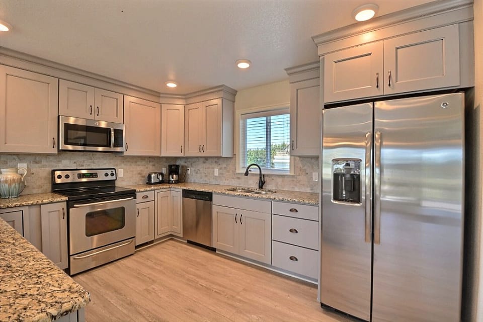 Kitchen (Alternate View)