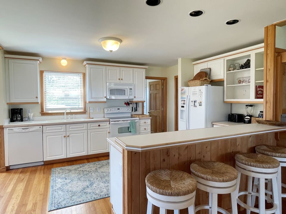 Kitchen with Breakfast Bar