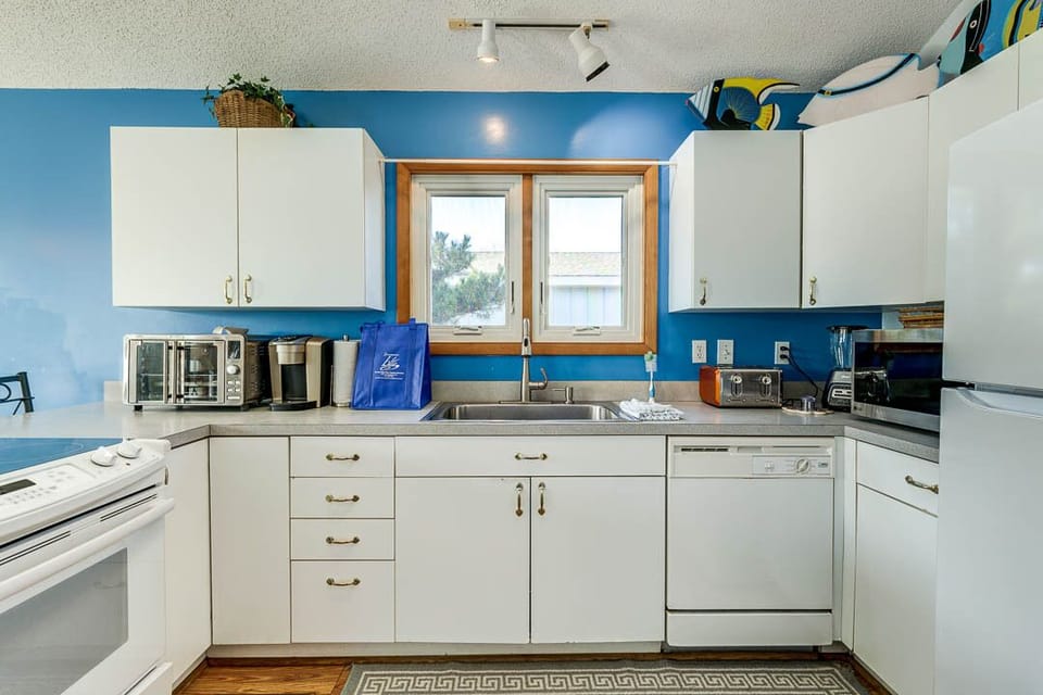Mid-Level Kitchen with Bar (seats 3)