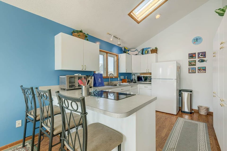 Mid-Level Kitchen with Bar (seats 3)