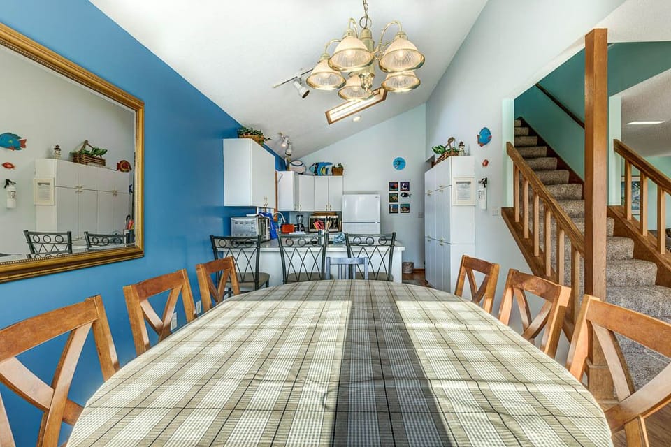 Mid-Level Dining Room with Table (seats 6)